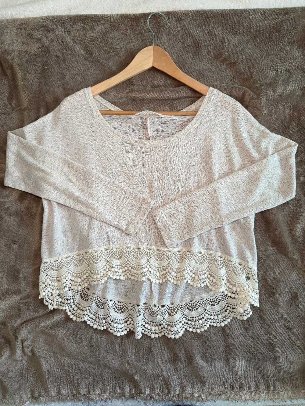 Y2K Cottage Abercrombie & Fitch High Low Crochet Lace Hem Oatmeal Long Sleeve